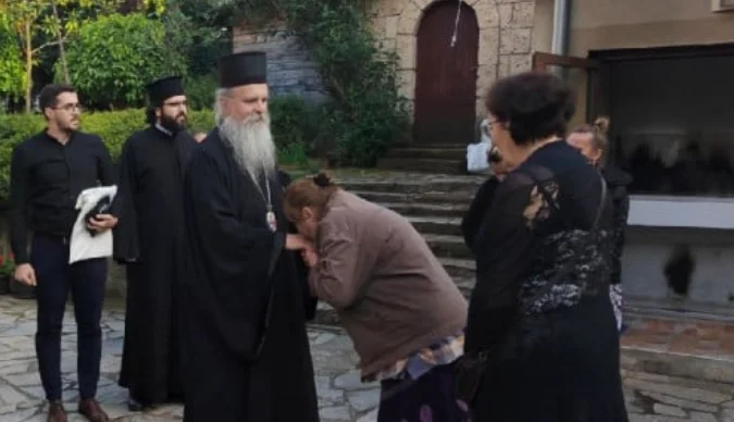 Bishop Teodosije llega a Zvecan