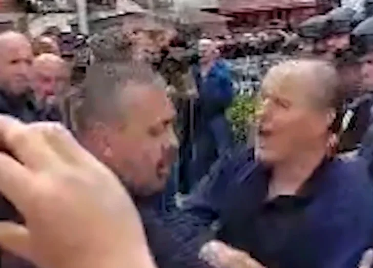 Los serbios luchan en Zubin Potok, uno golpea a otro