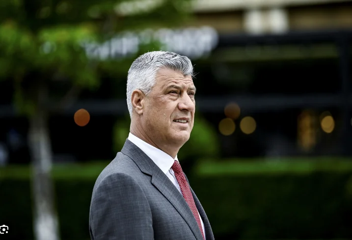 Thaci viene a Kosovo: Así se ve la vista desde la entrada de su casa.