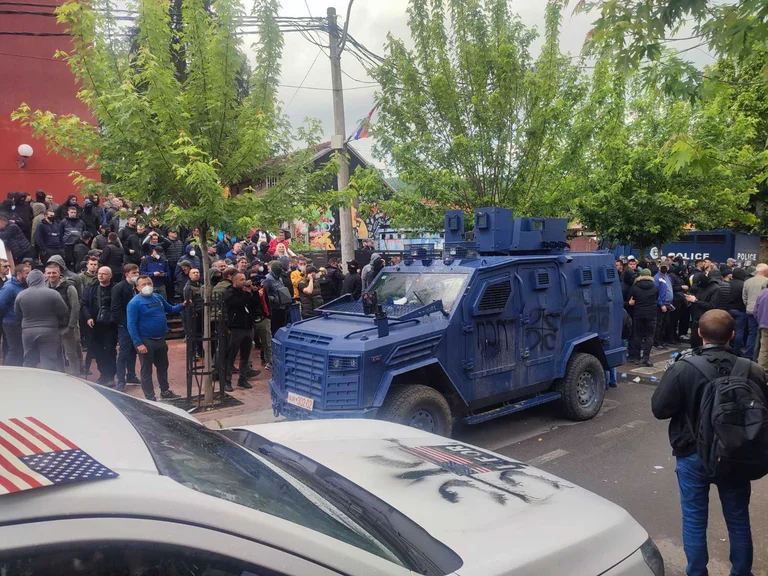 Coches de policía atrapados en Zvecan