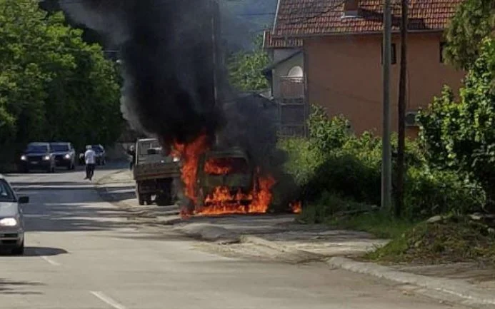 Vehículo televisivo de Kosovo Domingo en Zubin Potok