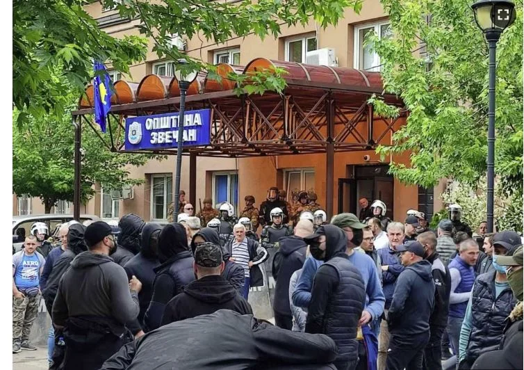 Policía de Kosovo, periodistas del centro de la municipalidad de Zvecan