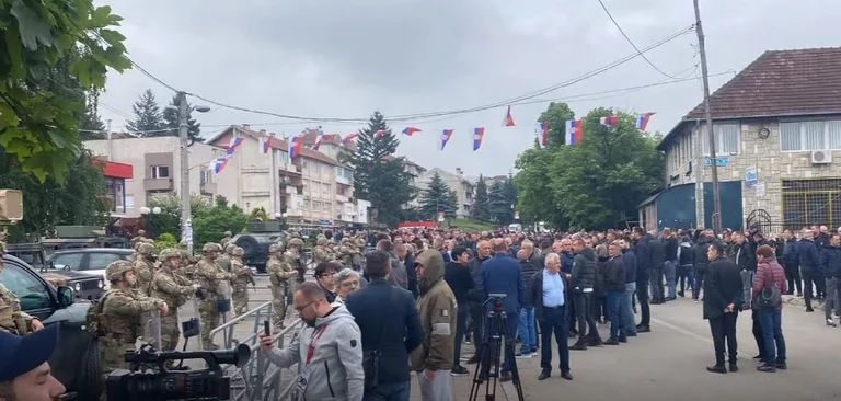Rusia participa en la situación septentrional, compara de nuevo Kosovo con el crimen