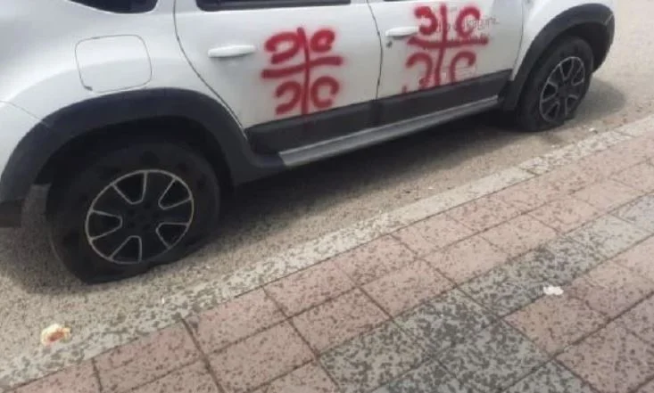 Equipos de periodistas atacados en Leposaviq, símbolos nacionalistas dibujados en coches