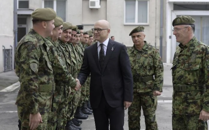 El ministro serbio vuelve a amenazar: A las 2:00 p.m., el ejército está totalmente listo