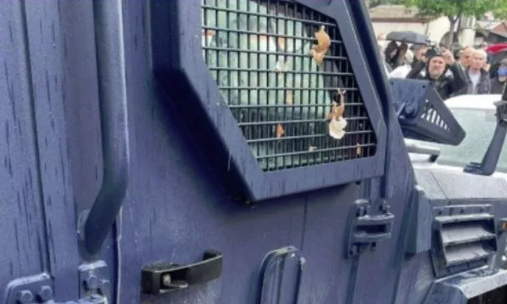 Los manifestantes en Zvecan cazan huevos en la dirección de los coches de policía