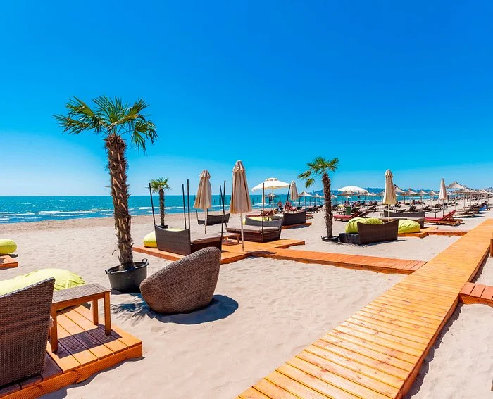 Many tourists and few workers in Albania, complaints about quality of services