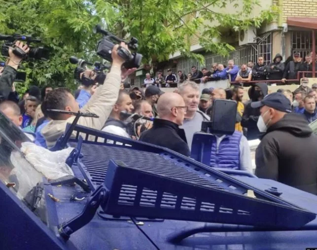 Rakic es golpeado con botellas de los manifestantes, lo llaman traidor