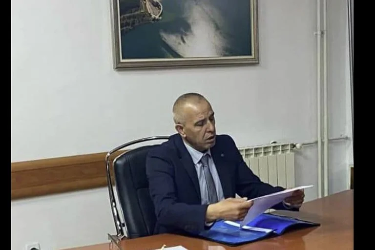 Presidente de Zubin Potok en una reunión con el Embajador Havenier
