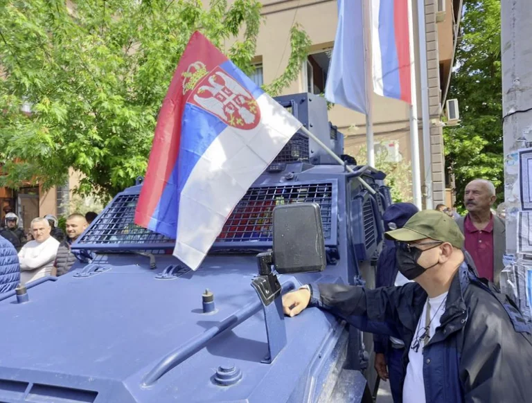 Testing by Serbian protesters: Serbia's flag puts on Special Unit's website in the north