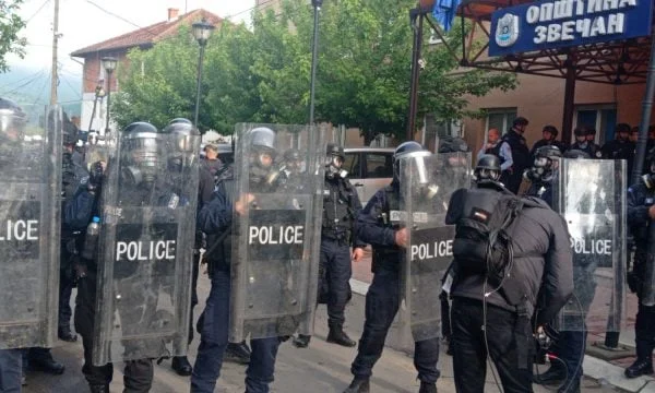 En el momento en que los serbios intentan entrar en las instalaciones municipales de Zvecan, la policía los aleja con spray