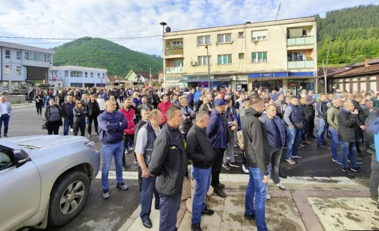 La tensa situación en el norte, el presidente de Leposaviqi y un diputado VV ocurrió dentro del municipio.