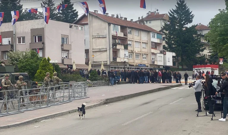En Leposaviq KFOR crea perímetros, ya que los manifestantes se reúnen