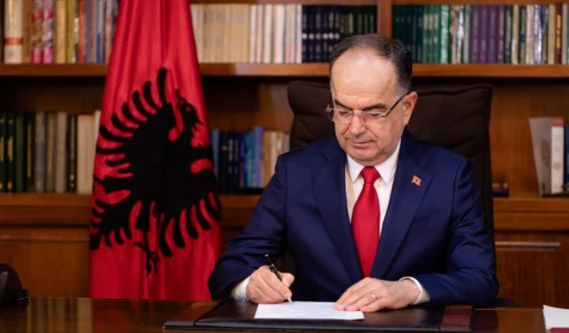 El Presidente Begaj firma decretos de recaudación de sueldo