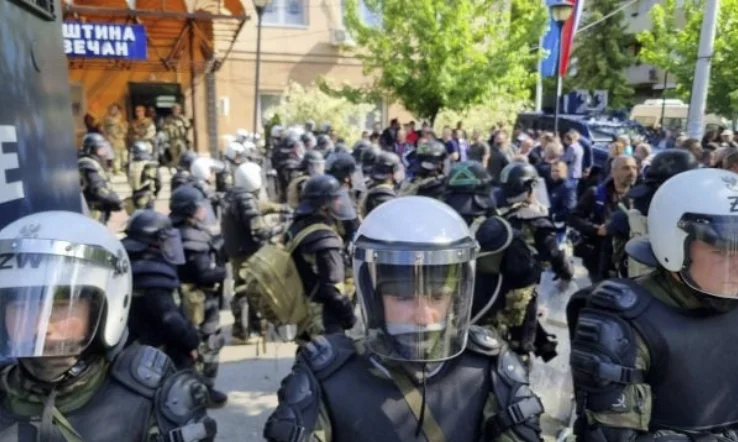 El KFOR crea el cordón después del Cuerpo de Policía de Kosovo