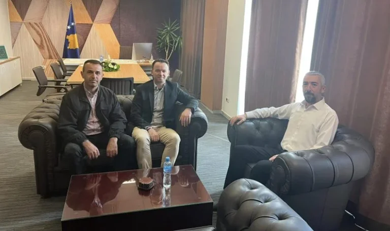 Peci felicita al presidente de Leposavic con el título de "Nota" de Vjosa Osmani: " Hay un nuevo sheriff en la ciudad