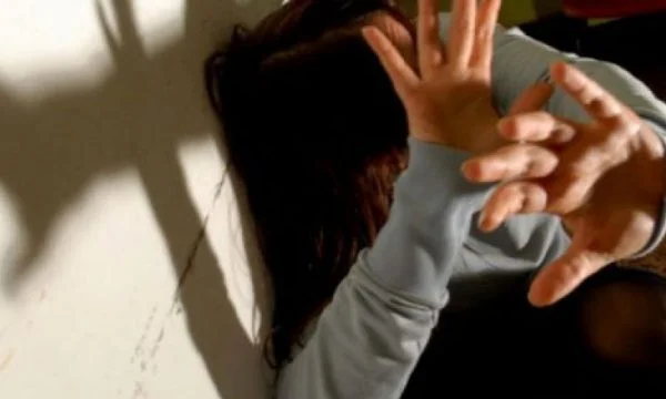 Gjykata vendos për babain që dyshohet se dhunoi dhe sulmoi seksualisht vajzat e tij