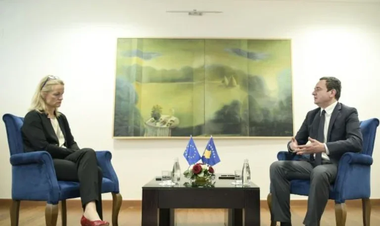 Kurt se reúne con von Croamon: Se implementa Acuerdo Ohrid pronto