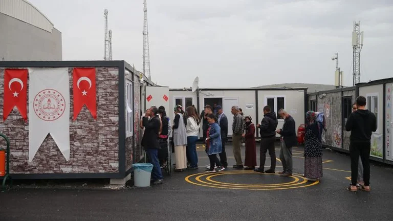 Víctimas del terremoto en Turquía, transporte gratuito para votar