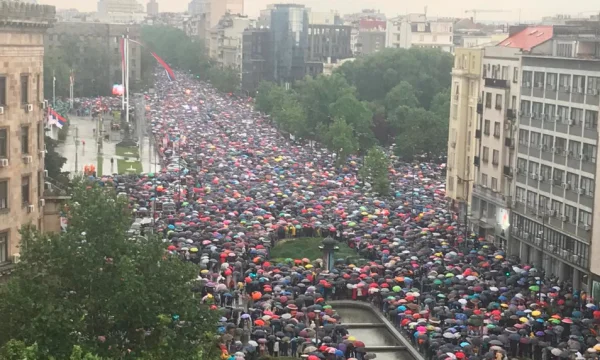 Las protestas contra la violencia, la demanda del despido de Vuciki llenan las calles de Belgrado