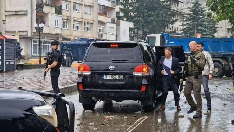 El presidente de Leposavich: Él va a la oficina el lunes, no puede detenernos de ser disparados por rocas.