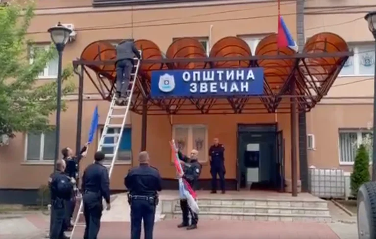 Banderas serbias eliminadas del objetivo municipal de Zvecan, bandera de la República de Kosovo desplegada