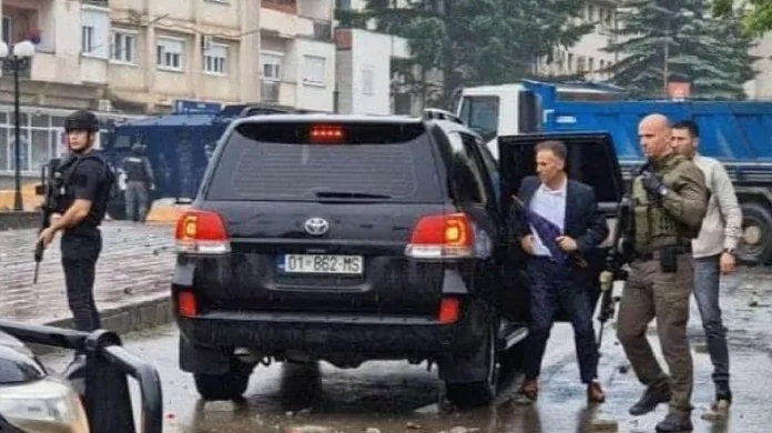 Presidente Leposavic entra en la municipalidad, acompañado por la policía