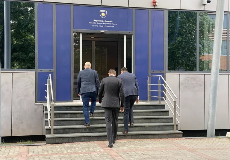 Desarrollos en el norte de Kosovo, el emisario de Alemania va a la oficina de Kurti