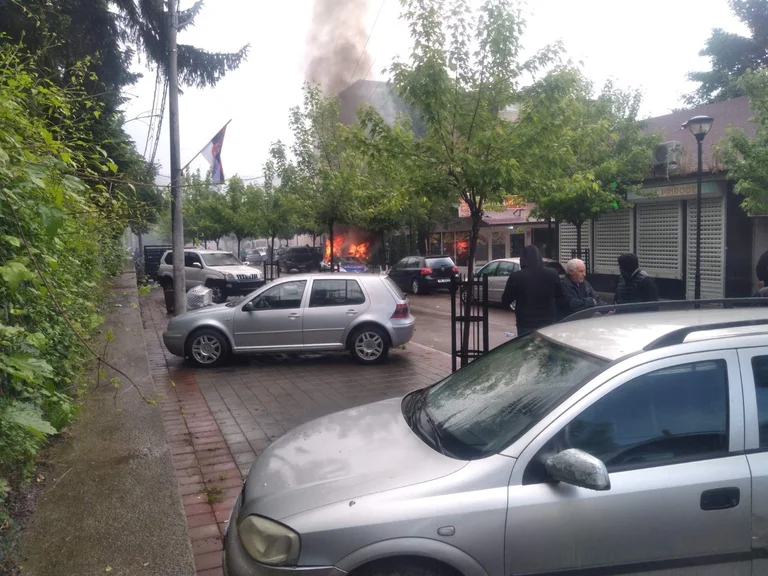 Quemar un coche de policía de Kosovo en el norte