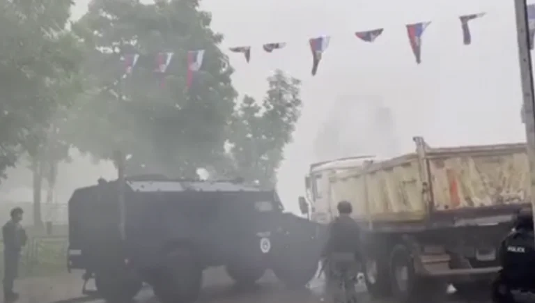 El vehículo de la Unidad Especial golpea el camión como una barricada en Leposaviq