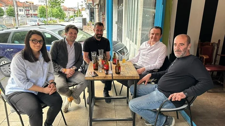 Kurt se relaja en Pec con una cerveza, un día después de las tensiones americanas y reprueba