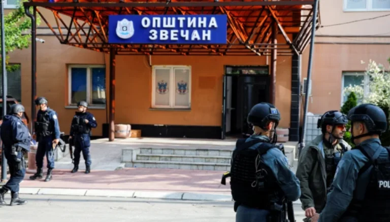 La policía vigila los edificios municipales en el norte, vista desde allí