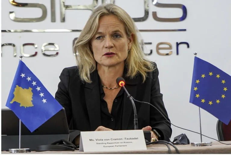 Violet von Croamon para visitar Kosovo el lunes