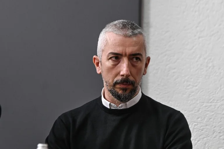 Estoy en la oficina, estoy trabajando.