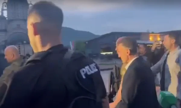 Presidente Leposavic después de varias horas de estancia deja oficina