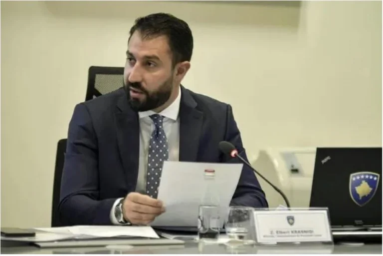 El ministro Elbert Krasniqi reacciona después de los acontecimientos en el norte