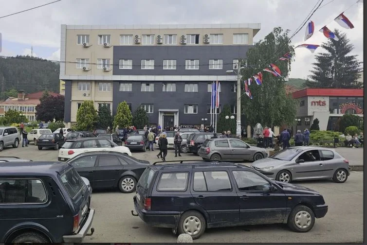 Zvecan Mayor Placed in Municipal Object Office