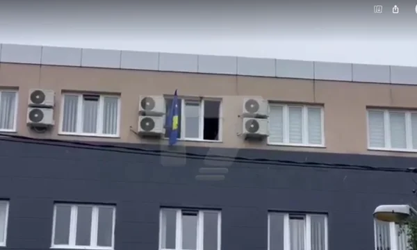bandera de Kosovo situada en el municipio de Leposaviqi minutos después de que el presidente entre