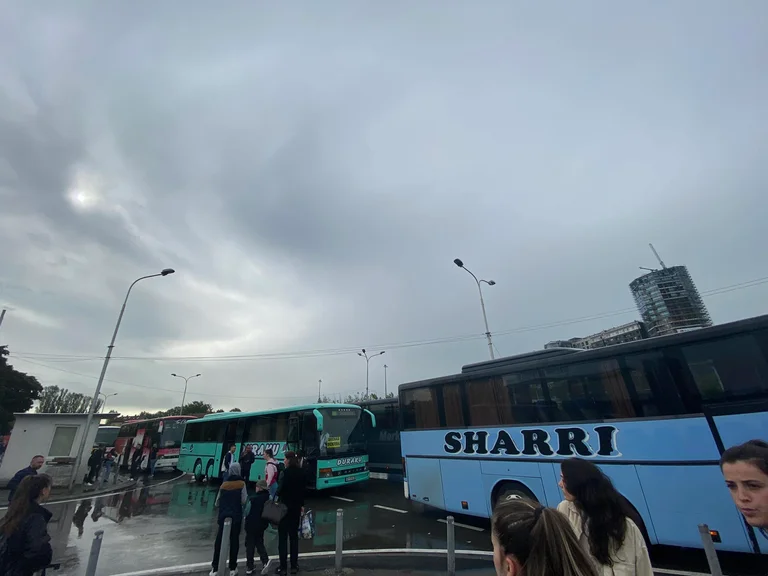 Había señal de bomba en la estación de autobuses de Pristina, la policía proporciona información sobre Periscope