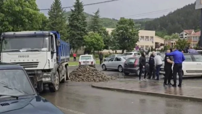 barricadas situadas frente al edificio del municipio en Leposaviq