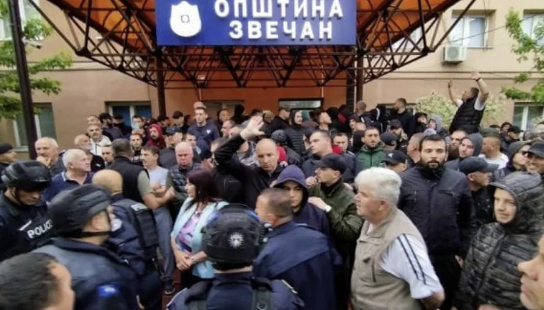 Kosovo Polizei Gesicht Serben am Eingang der Zvecan Gemeinde Objekt