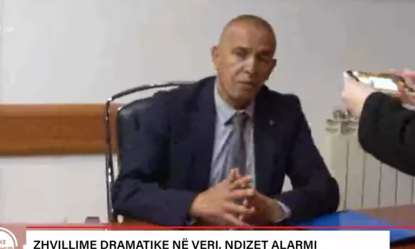 Izmir Zeqiri entra en la oficina del Presidente en Zubin Potok municipio