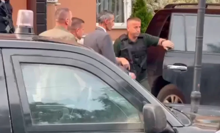 El presidente Zvecan realiza horarios de trabajo, deja la instalación bajo estrictas medidas de seguridad