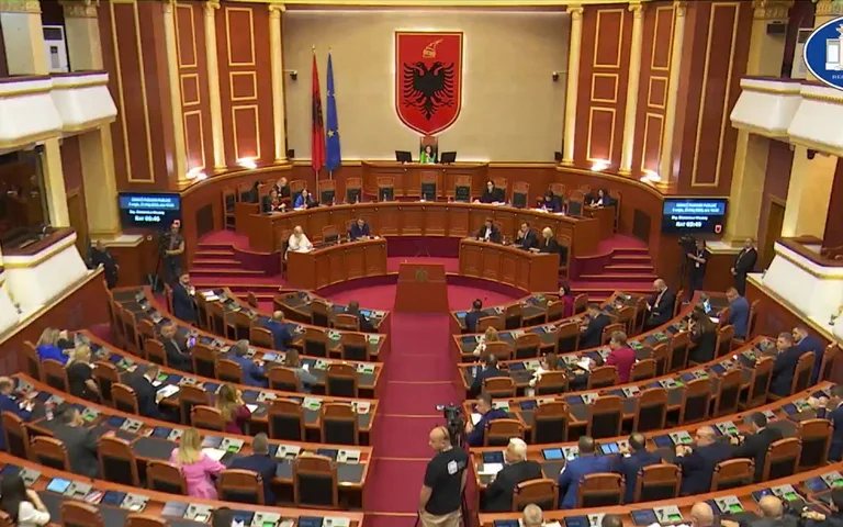 Asamblea de Albania aprueba el proyecto de ley sobre crecimiento salarial