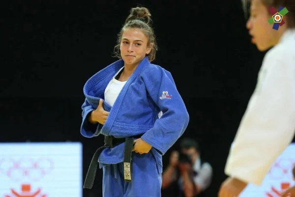 Erza Mumniovic pasa su primera batalla en Grand Prix, Laura Fazliu pierde al principio