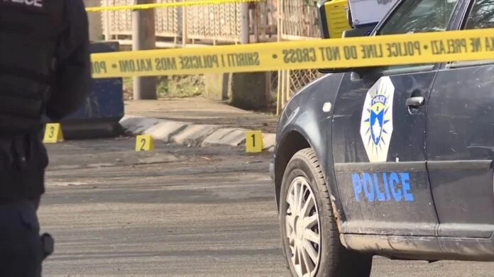 Intentaron arrestarlo. El sospechoso en Gjilan golpeó a dos policías en coche y escapó.