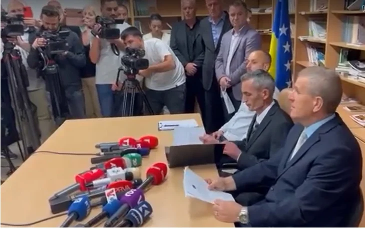 Ilir Peci jura como nuevo alcalde de Zvecan