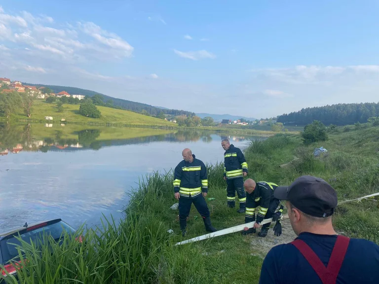 Accidente en la calle Gjilan-Pristina: El conductor salió de la carretera, el coche sacó de los bomberos.