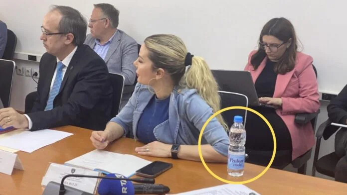 Duda Balje en Comisión bebe agua producida en Serbia