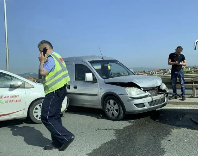 Accidente en la calle Vragoli Kosovo Fushe está involucrado